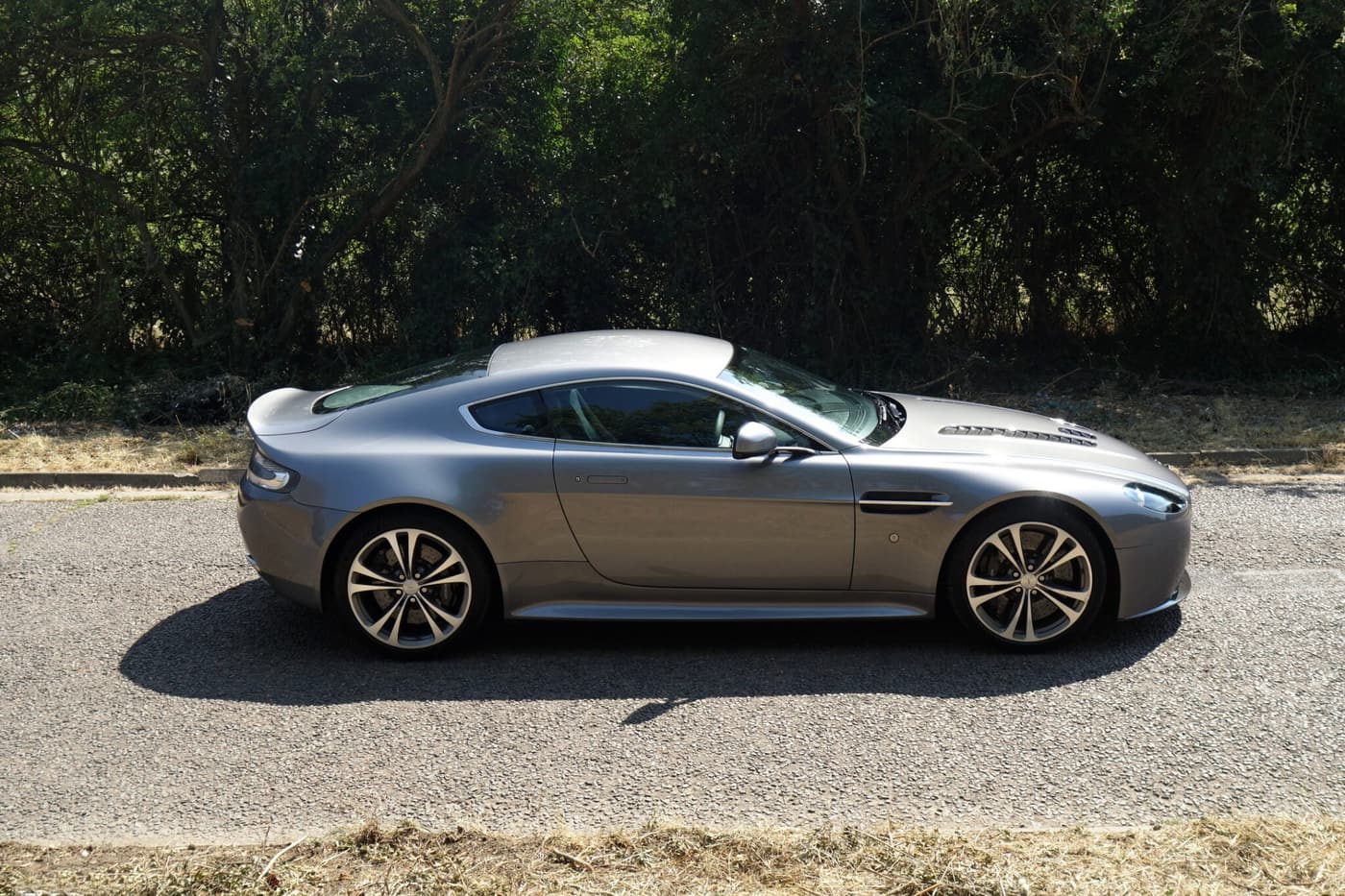 2011 Aston Martin V12 Vantage Manual, image 6